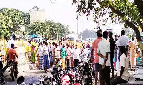 கல்குவாரி லாரிகளால் கழிவுநீர் கால்வாய் சேதம்