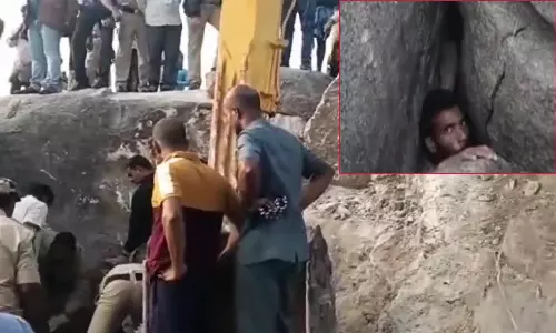 தெலுங்கானாவில் பாறை இடுக்கில் 2 நாட்களாக சிக்கித் தவித்த நபர்.. போராடி மீட்ட அதிகாரிகள்