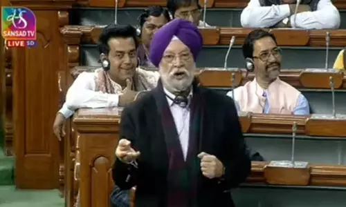 தமிழகம் உள்ளிட்ட 6 மாநிலங்கள் பெட்ரோல் டீசலுக்கான வாட் வரியை குறைக்கவில்லை- மக்களவையில் சுட்டிக்காட்டிய மத்திய மந்திரி