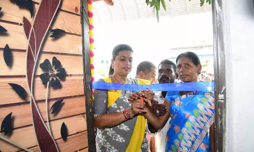 நகரி தொகுதியில் ஜெகன்னா காலனி வீடுகளை திறந்து வைத்த அமைச்சர் ரோஜா