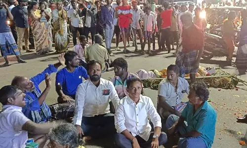 சென்னை- திருப்பதி தேசிய நெடுஞ்சாலையில் சடலத்தை வைத்து மறியல்