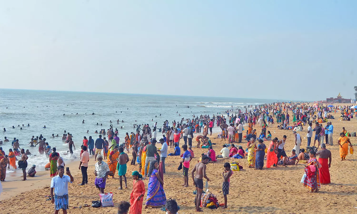 திருச்செந்தூர் கோவில் கடலில் புனித நீராடி பக்தர்கள் சுவாமி தரிசனம்