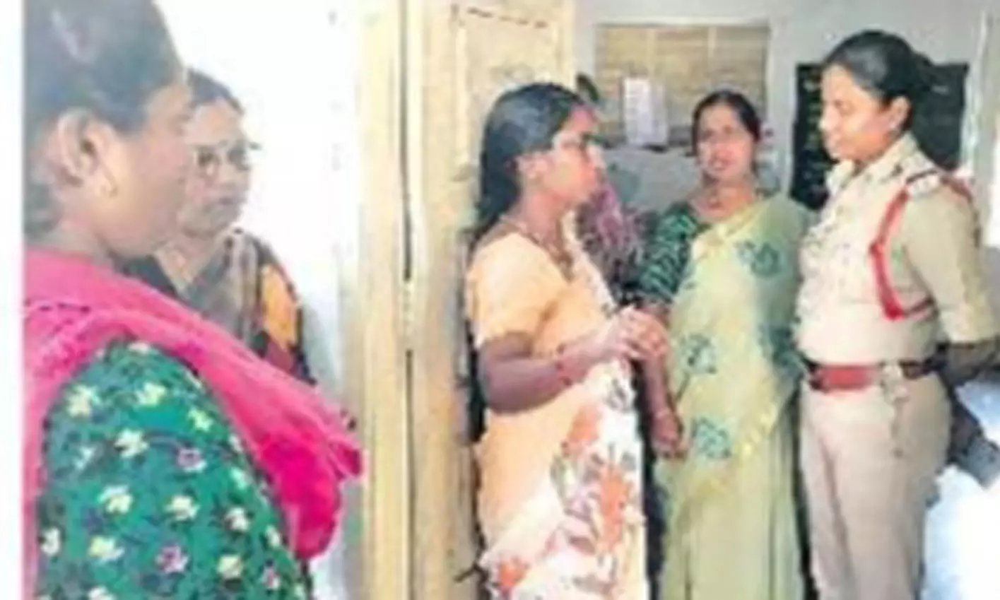 பள்ளி வகுப்பறைக்குள் புகுந்து கத்தியால் மிரட்டி ஆசிரியைகள் 2 பேரிடம் செயின் பறிப்பு பள்ளி வகுப்பறைக்குள் புகுந்து கத்தியால் மிரட்டி ஆசிரியைகள் 2 பேரிடம் செயின் பறிப்பு