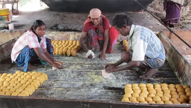 குடும்ப அட்டைதாரர்களுக்கு வழங்கும் வெல்லத்தை கபிலர்மலை பகுதி ஆலைகளிலிருந்து வாங்க கோரிக்கை