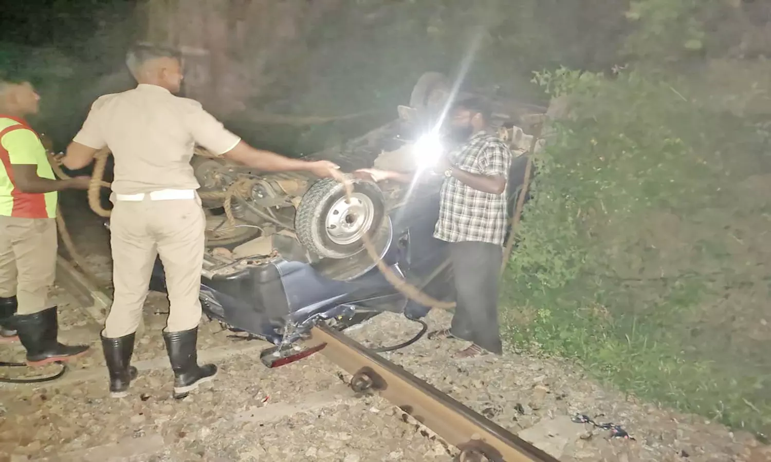 இரணியல் அருகே தண்டவாளத்தில் கார் பாய்ந்தது எப்படி? இரணியல் அருகே தண்டவாளத்தில் கார் பாய்ந்தது எப்படி?