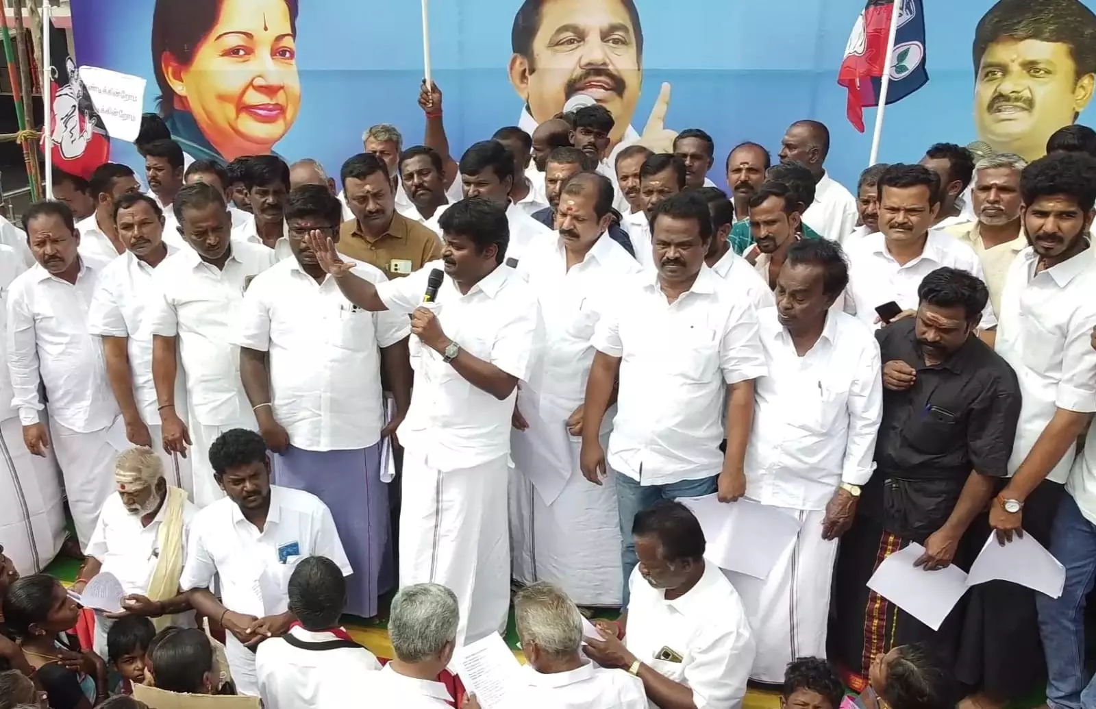 தொகுதி மக்களை என் உயிரை கொடுத்து காப்பாற்றுவேன் -முன்னாள் அமைச்சர் பேச்சு தொகுதி மக்களை என் உயிரை கொடுத்து காப்பாற்றுவேன் -முன்னாள் அமைச்சர் பேச்சு