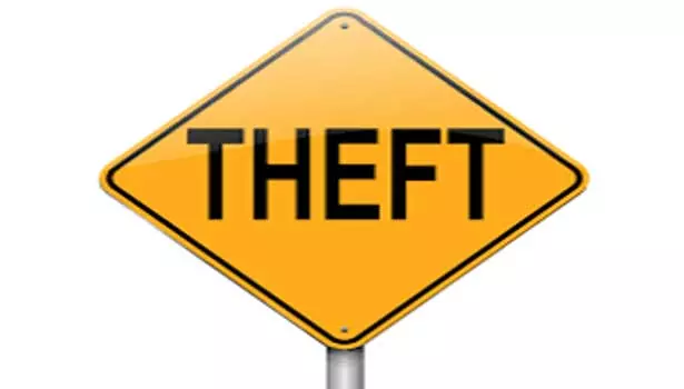 பாளை அருகே 2 மோட்டார் சைக்கிள்கள் திருட்டு பாளை அருகே 2 மோட்டார் சைக்கிள்கள் திருட்டு