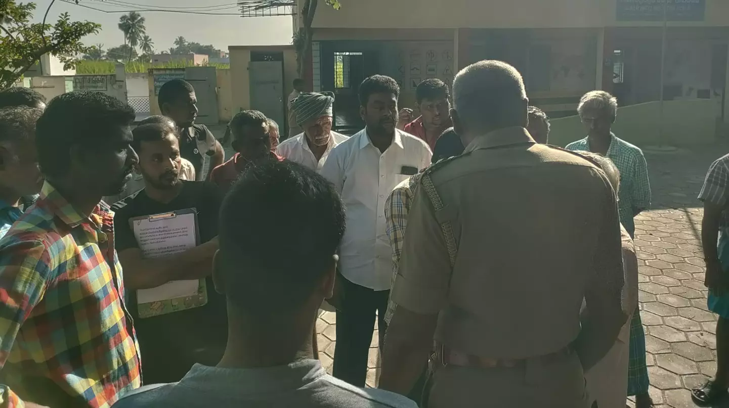 அடிப்படை வசதிகள் செய்து தர கோரி பெற்றோர் ஆசிரியர் சங்க நிர்வாகிகள் முற்றுகை