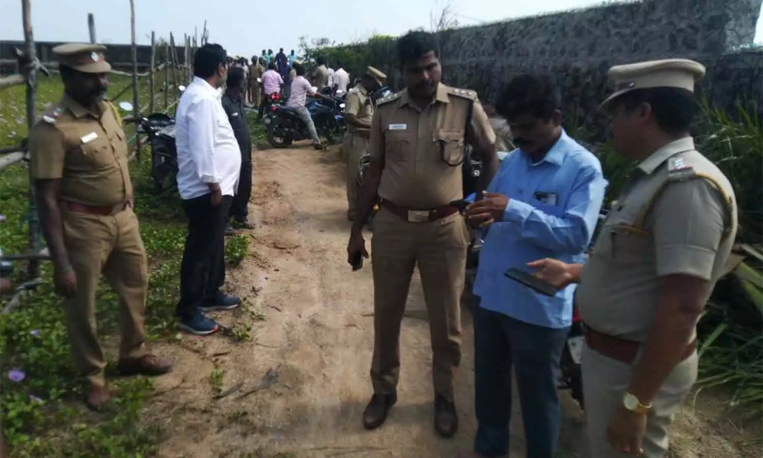 மாமல்லபுரம் அருகே அரசுக்கு சொந்தமான 40 சென்ட் ஆக்கிரமிப்பு நிலம் போலீஸ் பாதுகாப்புடன் மீட்பு