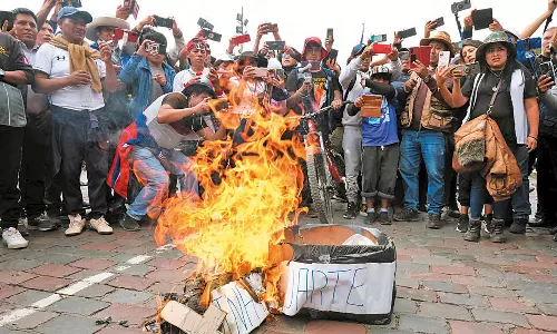 பெரு நாட்டில் அவசர நிலை அமல்: அதிபர் நீக்கத்தை எதிர்த்து கலவரம் மூண்டதால் அதிரடி