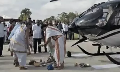 புதிதாக வாங்கிய ஹெலிகாப்டருக்கு கோவிலில் பூஜை செய்து வழிபட்ட ஐதராபாத் தொழிலதிபர்