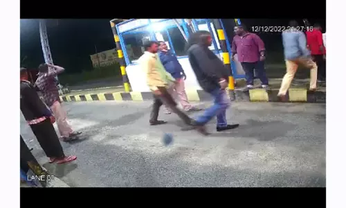 கணியம்பாடி சுங்க சாவடி ஊழியர்களை விரட்டி விரட்டி தாக்கிய கும்பல்