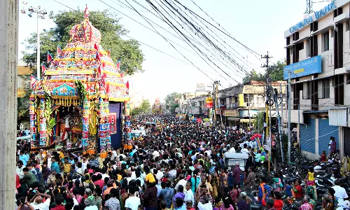 அஷ்டமி சப்பர தேரோட்டம்: வழி நெடுகிலும் ஆயிரக்கணக்கான பக்தர்கள் சுவாமி தரிசனம்