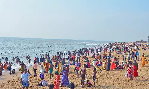 திருச்செந்தூர் கோவில் கடலில் புனித நீராடி பக்தர்கள் சுவாமி தரிசனம்