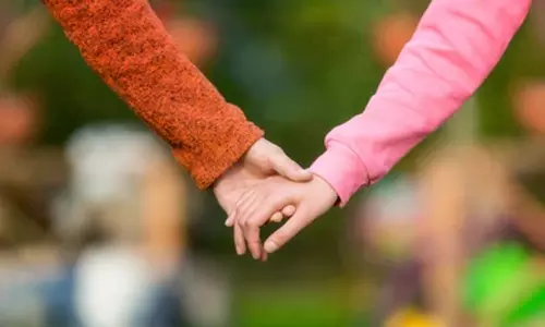 இன்ஸ்டாகிராமில் பழகிய நண்பரை பார்க்க வீட்டைவிட்டு வெளியேறிய 2 சிறுமிகள்