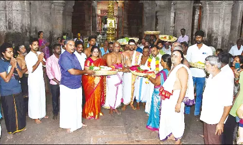 திருவானைக்காவல் கோவிலில் தங்கை அகிலாண்டேஸ்வரிக்கு, அண்ணன் ரெங்கநாதர் சீர்வரிசை