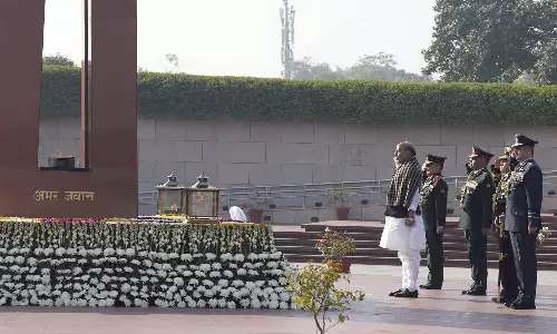 பாகிஸ்தான் போர் வெற்றி தின கொண்டாட்டம்: அமைச்சர் ராஜ்நாத் சிங் மரியாதை