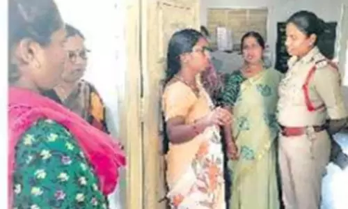 பள்ளி வகுப்பறைக்குள் புகுந்து கத்தியால் மிரட்டி ஆசிரியைகள் 2 பேரிடம் செயின் பறிப்பு