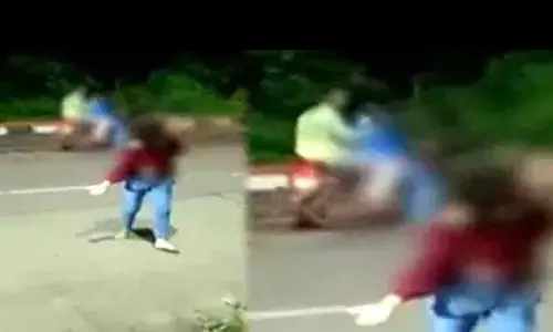 கடற்கரையில் பீர் குடித்து ரகளையில் ஈடுபட்ட இளம்பெண்- தட்டிக்கேட்ட போலீசாரை தாக்கினார்