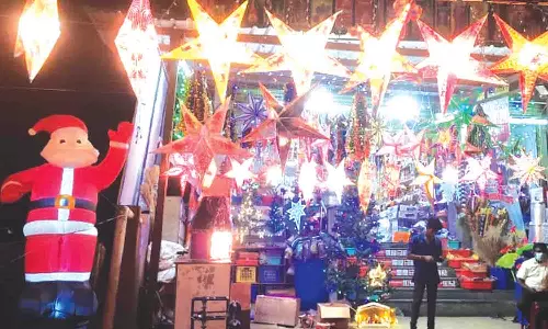 சூடுபிடிக்கும் கிறிஸ்துமஸ் பண்டிகை பொருட்கள் விற்பனை