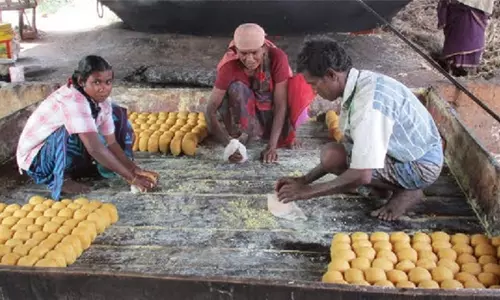குடும்ப அட்டைதாரர்களுக்கு வழங்கும் வெல்லத்தை கபிலர்மலை பகுதி ஆலைகளிலிருந்து வாங்க கோரிக்கை