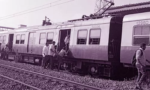 பொன்னேரி ரெயில் நிலையத்தில் மின்சார ரெயில் வருகையின் நடைபாதை தவறான அறிவிப்பால் பயணிகள் அவதி