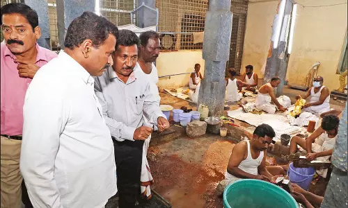 திருப்பதி கோவிந்தராஜசாமி கோவிலில் மூலவர் கோபுரத்துக்கு தங்க முலாம் பூசும் பணி