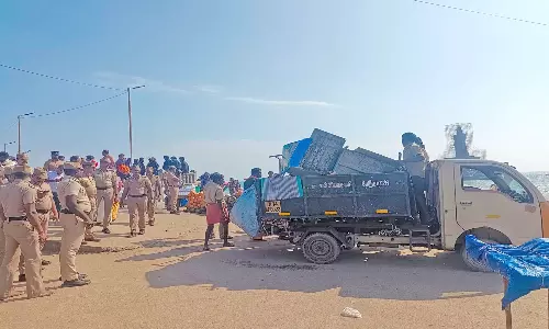 கன்னியாகுமரியில் பலத்த போலீஸ் பாதுகாப்புடன் 150 நடைபாதை ஆக்கிரமிப்பு கடைகள் மீண்டும் அகற்றம்