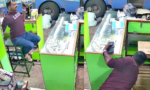 செல்போன் கடையில் பணம் திருடிய வாலிபர்