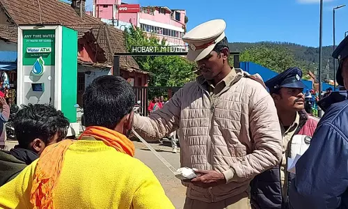 நீலகிரியில் மினி பஸ்களில் ஆய்வு