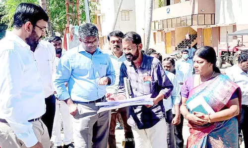 பொது கழிப்பறை கட்டும் பணி; அதிகாரி ஆய்வு