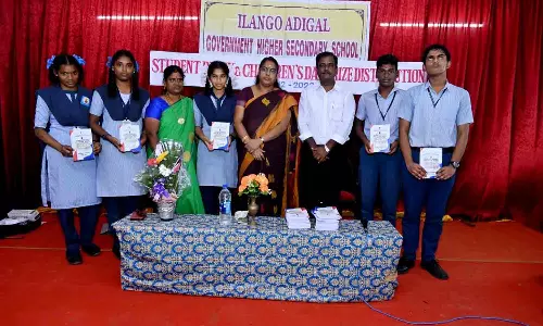 மாணவர்களுக்கு கையேடு வழங்கும் விழா