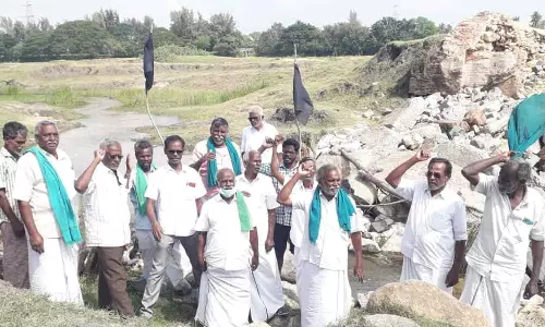 படுகை அணை அமைக்கக்கோரி விவசாயிகள் ஆர்ப்பாட்டம்