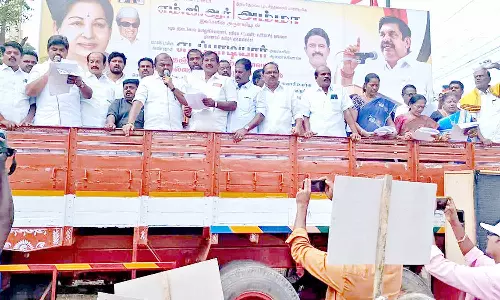 வல்லத்தில், அ.தி.மு.க.வினர் ஆர்ப்பாட்டம்