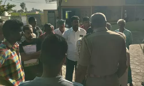 அடிப்படை வசதிகள் செய்து தர கோரி பெற்றோர் ஆசிரியர் சங்க நிர்வாகிகள் முற்றுகை