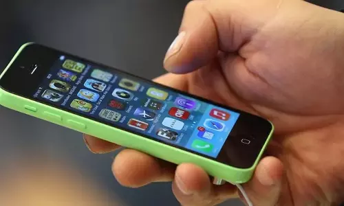 சாலையில் கிடந்த செல்போன், ஆதார் அட்டையை போலீசில் ஒப்படைந்த பள்ளி குழந்தைகள்