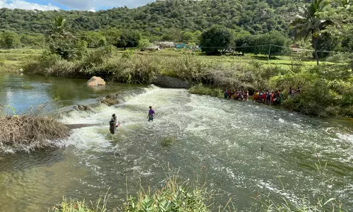 ஊரை விட்டு கடக்க பாலம் இல்லாததால்   2 மாதங்களாக வீட்டிலேயே முடங்கிய மக்கள்