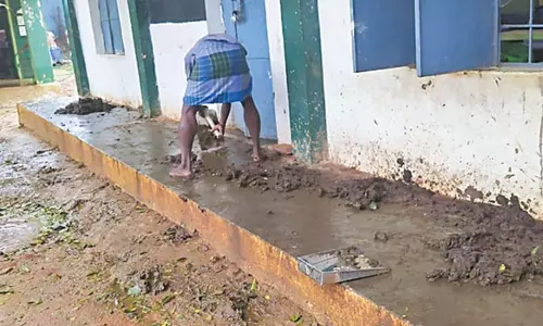 கண்டிகை அருகே அரசு பள்ளியில் சுகாதார சீர்கேட்டில் கல்வி கற்கும் மாணவ-மாணவிகள்