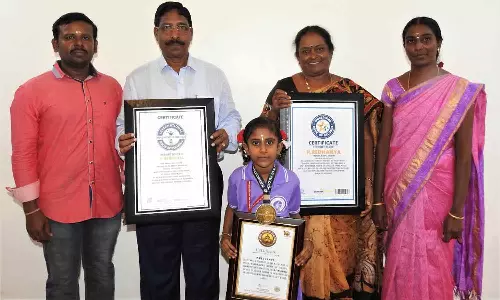 42 விநாடிகளில் 35 நா பிறழ் வாக்கியங்கள்: இரண்டாம் வகுப்பு மாணவி உலக சாதனை