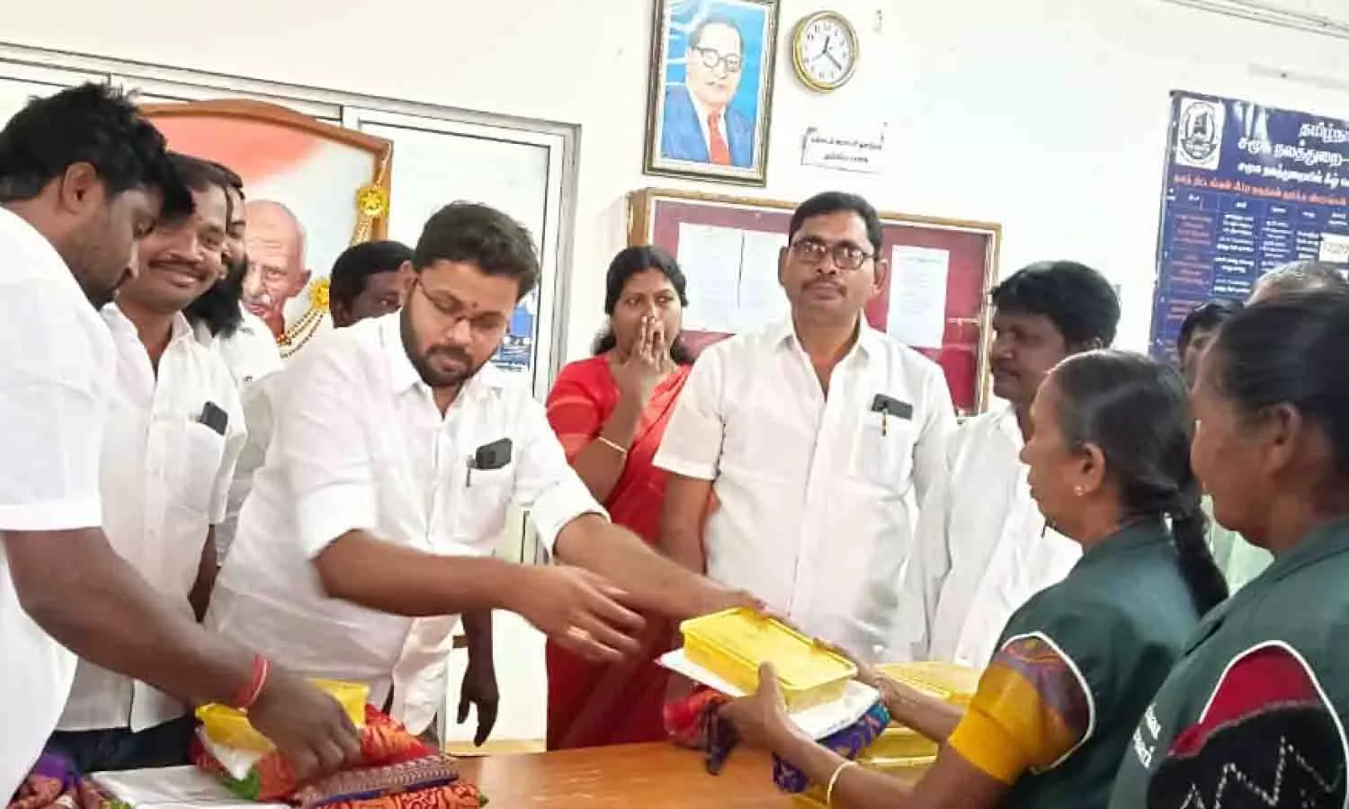 தூய்மை பணியாளர்களுக்கு நலத்திட்ட உதவி தூய்மை பணியாளர்களுக்கு நலத்திட்ட உதவி