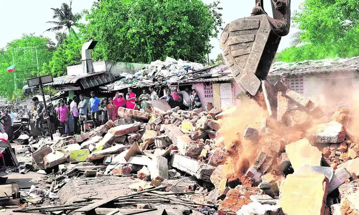 ஆபத்தான நிலையில் உள்ள ஊராட்சி மன்ற அலுவலகத்தை அகற்ற வலியுறுத்தல்