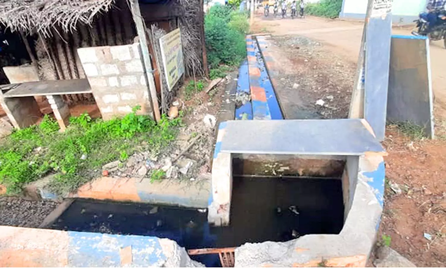 ஆலங்குளம் அருகே கழிவுநீரோடை தேக்கத்தால் சுகாதார சீர்கேடு- நடவடிக்கை எடுக்க பொதுமக்கள் கோரிக்கை ஆலங்குளம் அருகே கழிவுநீரோடை தேக்கத்தால் சுகாதார சீர்கேடு- நடவடிக்கை எடுக்க பொதுமக்கள் கோரிக்கை