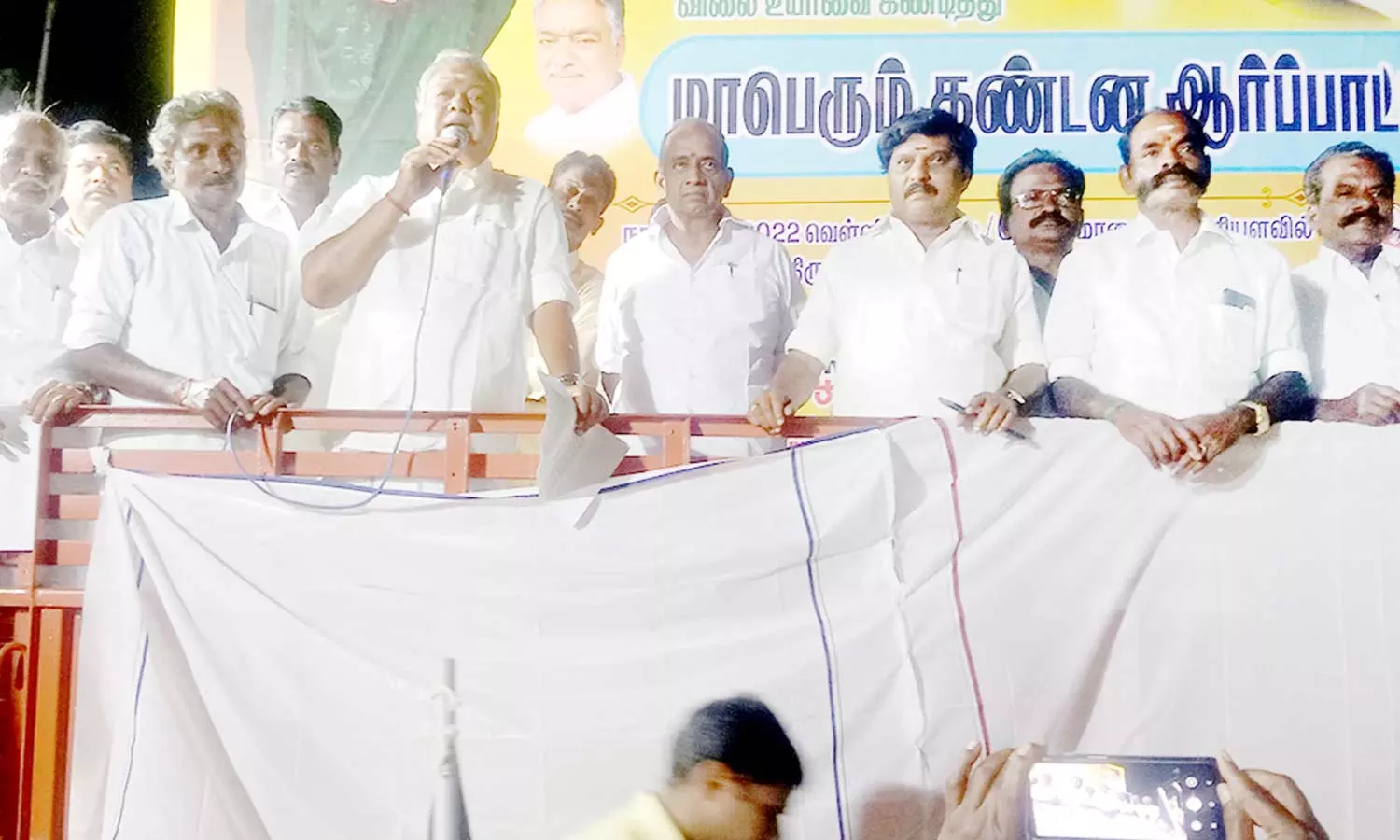 திருக்காட்டுப்பள்ளியில், அ.தி.மு.க.வினர் ஆர்ப்பாட்டம்