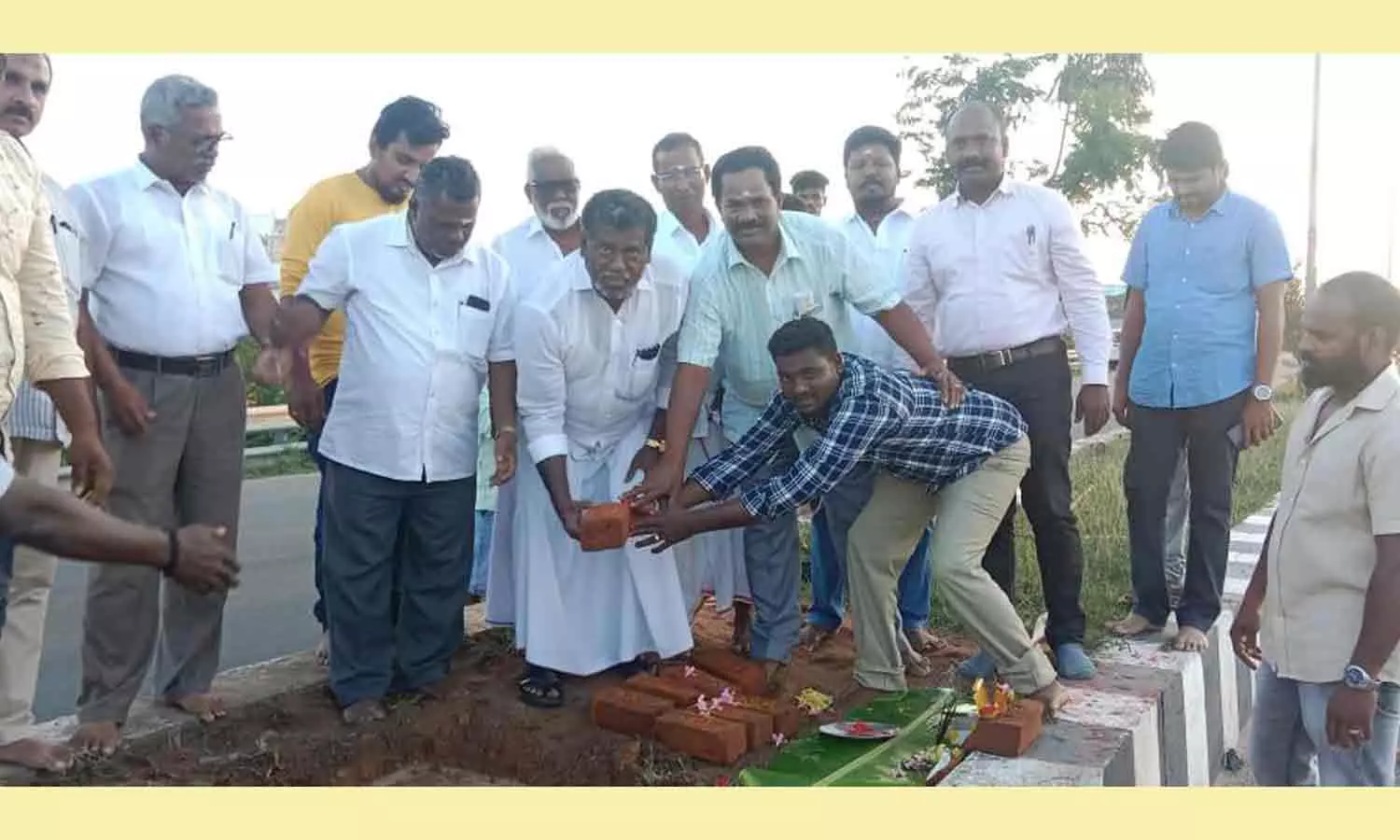 கிழக்கு கடற்கரை சாலையில் ஹைமாஸ் விளக்கு அமைக்கும் பணி கிழக்கு கடற்கரை சாலையில் ஹைமாஸ் விளக்கு அமைக்கும் பணி