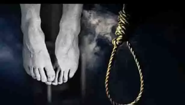 நாங்குநேரி அருகே தொழிலாளி தூக்கு போட்டு தற்கொலை