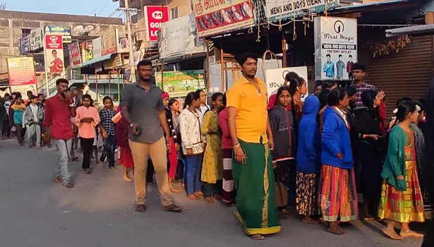 பேளூரில் சிறுவர்-–சிறுமியர் நடத்திய மார்கழி வழிபாட்டு ஊர்வலம்