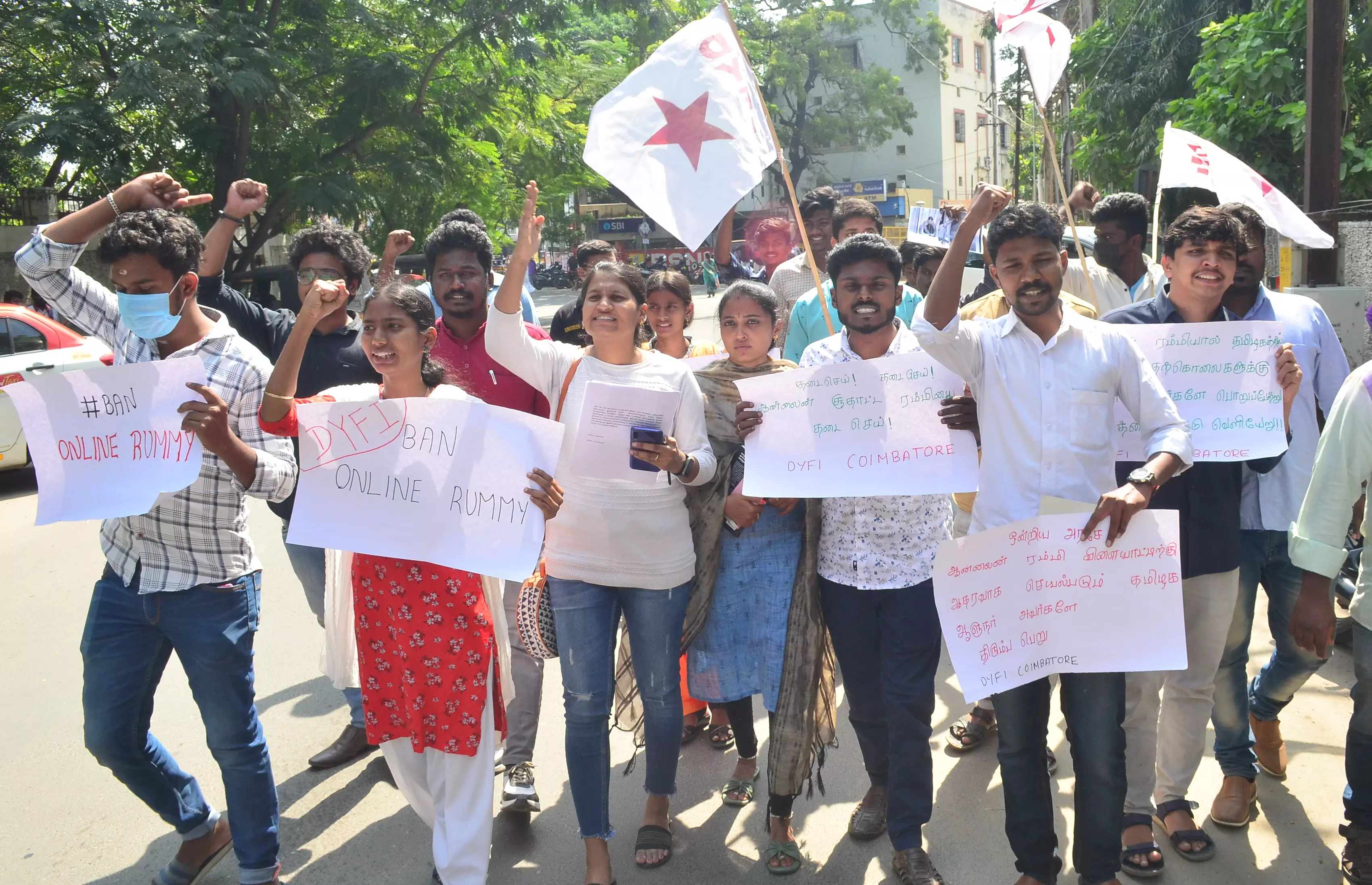 கோவையில் பிரதமர் மற்றும் ஜனாதிபதிக்கு தபால் அனுப்பும் போராட்டம் கோவையில் பிரதமர் மற்றும் ஜனாதிபதிக்கு தபால் அனுப்பும் போராட்டம்