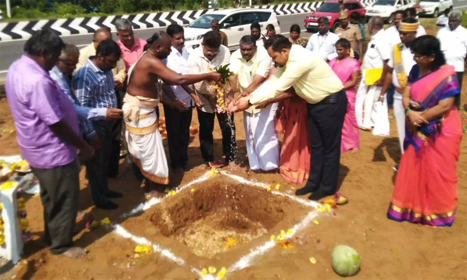 1054 ஏக்கர் அறநிலையத் துறை நிலத்தை பாதுகாக்க ரூ.10.44 கோடி செலவில் மதில் சுவர்- கலெக்டர் தலைமையில் பூமி பூஜை 1054 ஏக்கர் அறநிலையத் துறை நிலத்தை பாதுகாக்க ரூ.10.44 கோடி செலவில் மதில் சுவர்- கலெக்டர் தலைமையில் பூமி பூஜை