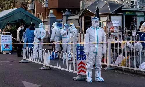 சீனாவில் கட்டுப்பாடுகள் தளர்த்தியும் கொரோனா வைரசுக்கு முதல் பலி