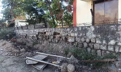 பல்லடத்தில் அபாய நிலையில் பள்ளி சுற்றுச்சுவர்
